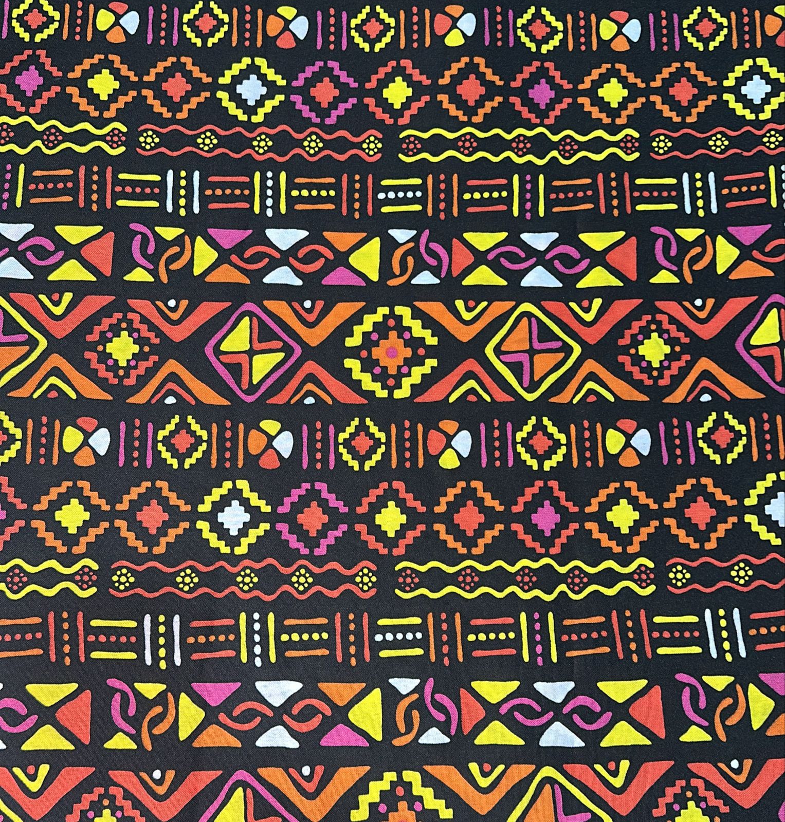TECIDO OXFORD 100% POLIÉSTER ESTAMPADO ÉTNICO AFRICANO TRIBAL FD PRETO