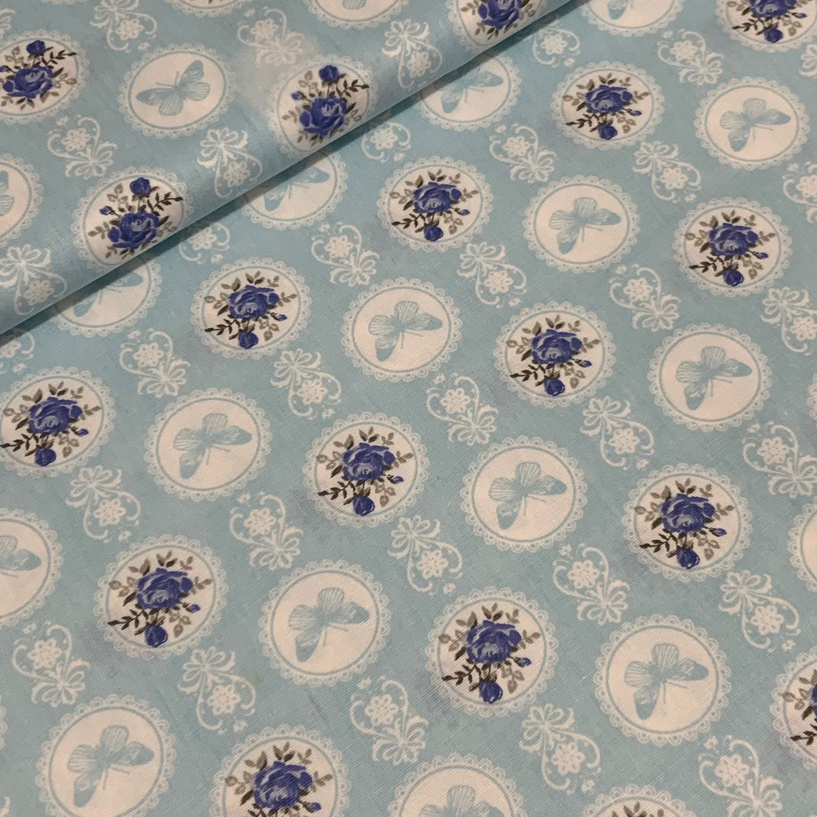 TECIDO TRICOLINE ESTAMPADO 100% ALGODÃO FABRICART COLEÇÃO BLUSH BLOSSOM FLORAL COM BORBOLETA FD AZUL 