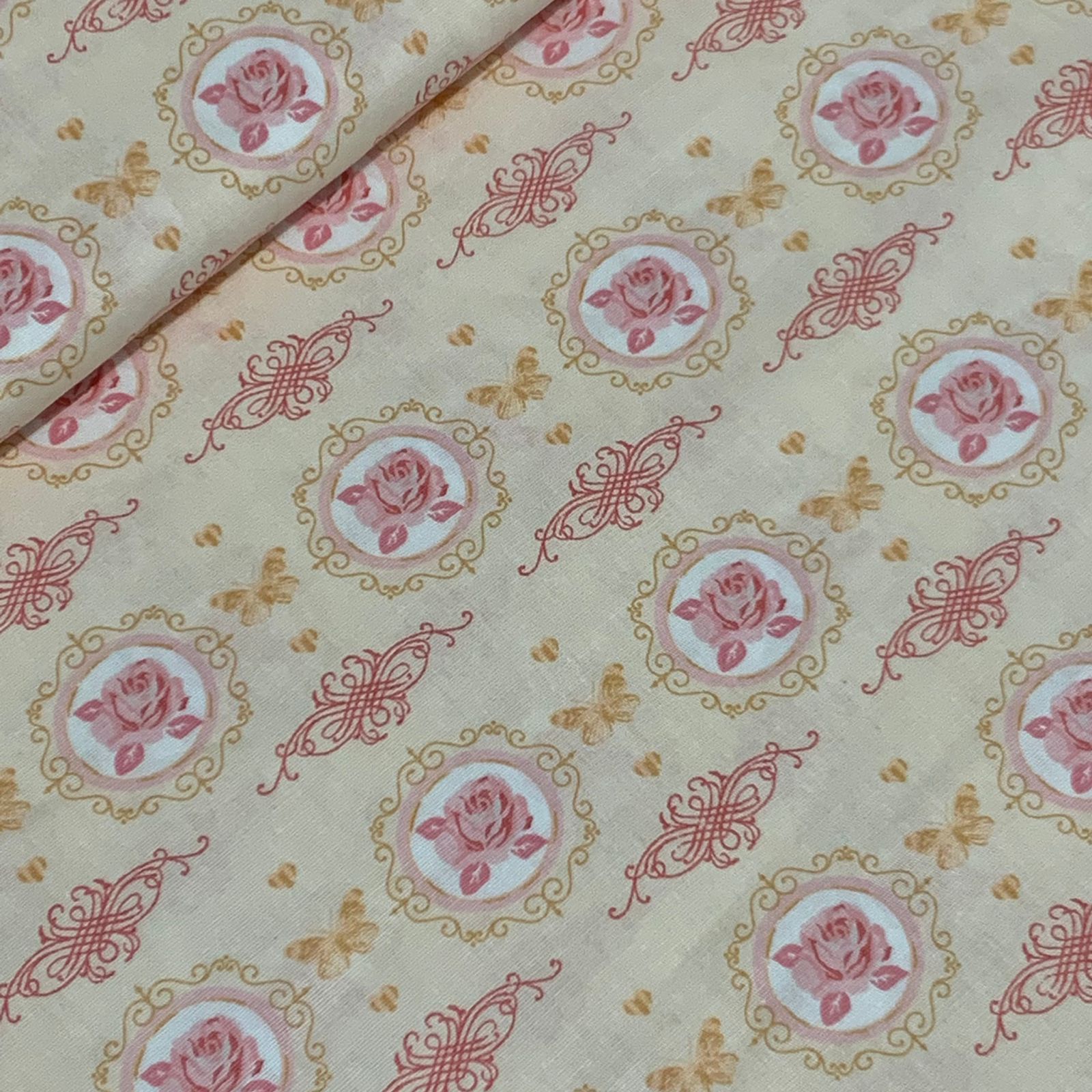 TECIDO TRICOLINE ESTAMPADO 100% ALGODÃO FABRICART COLEÇÃO BLUSH BLOSSOM FLORAL ROSE COM BORBOLETA FD PESSEGO 