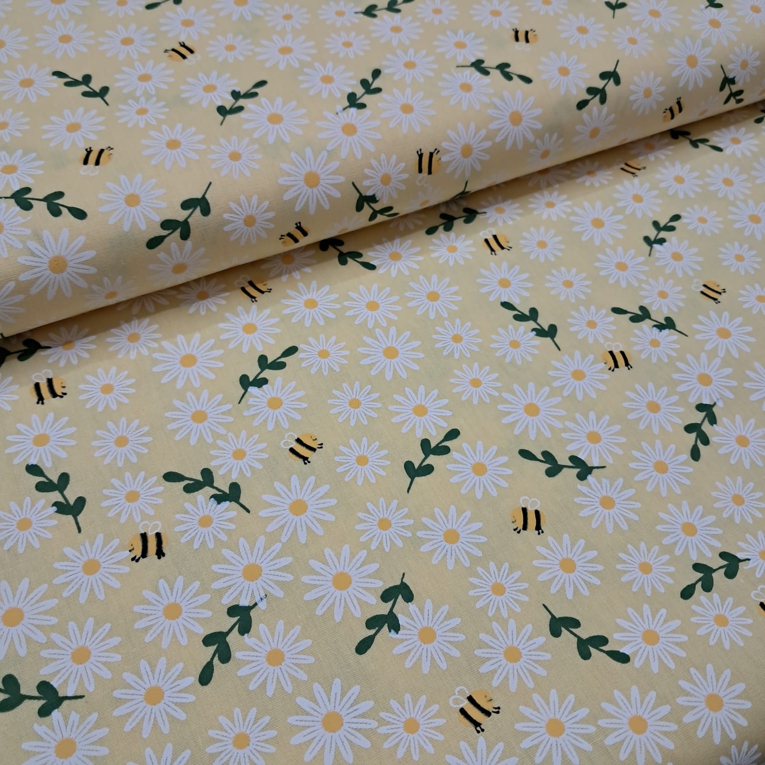 TECIDO TRICOLINE ESTAMPADO 100% ALGODÃO MARGARIDAS E ABELHAS FD AMARELO