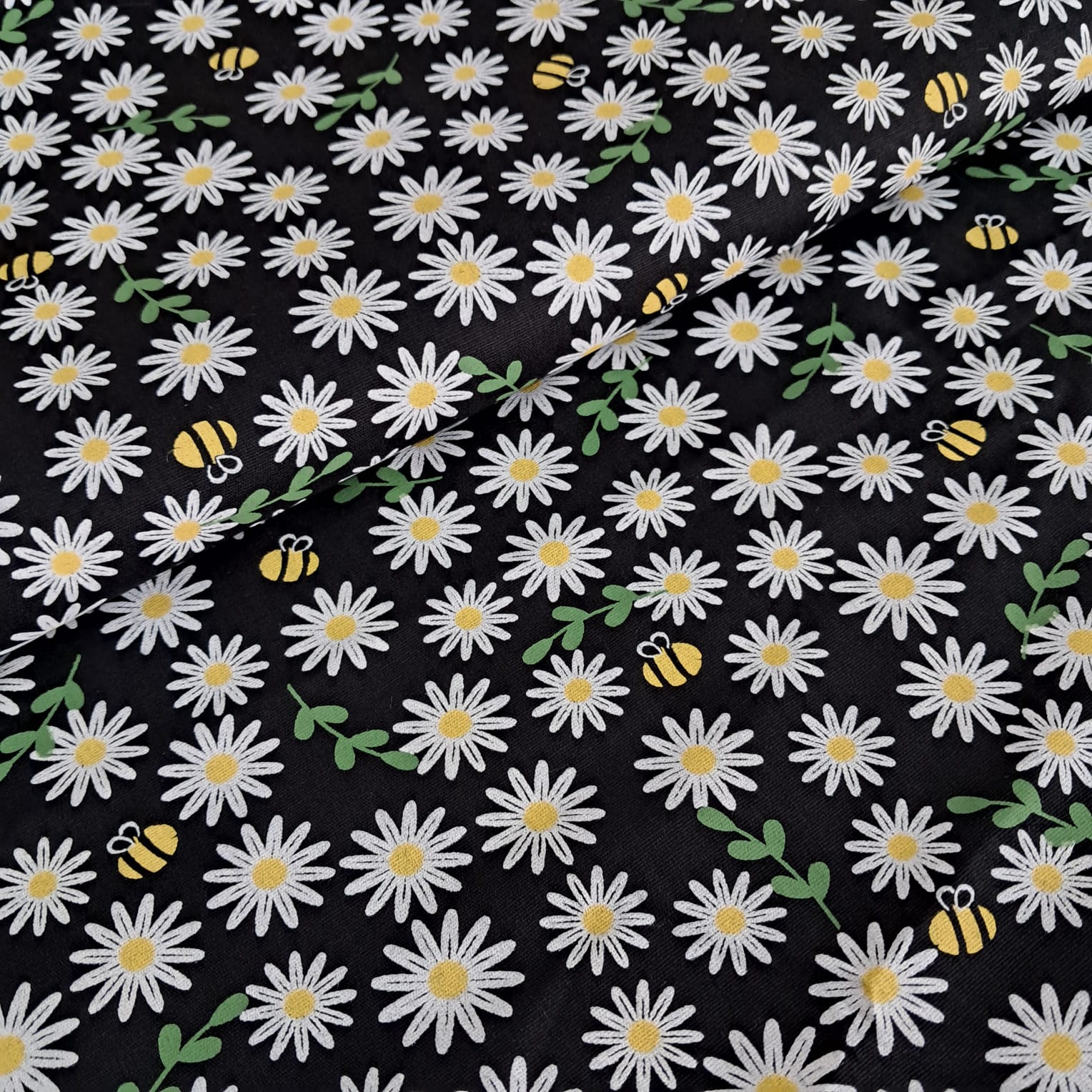 TECIDO TRICOLINE ESTAMPADO 100% ALGODÃO MARGARIDAS E ABELHAS FD PRETO