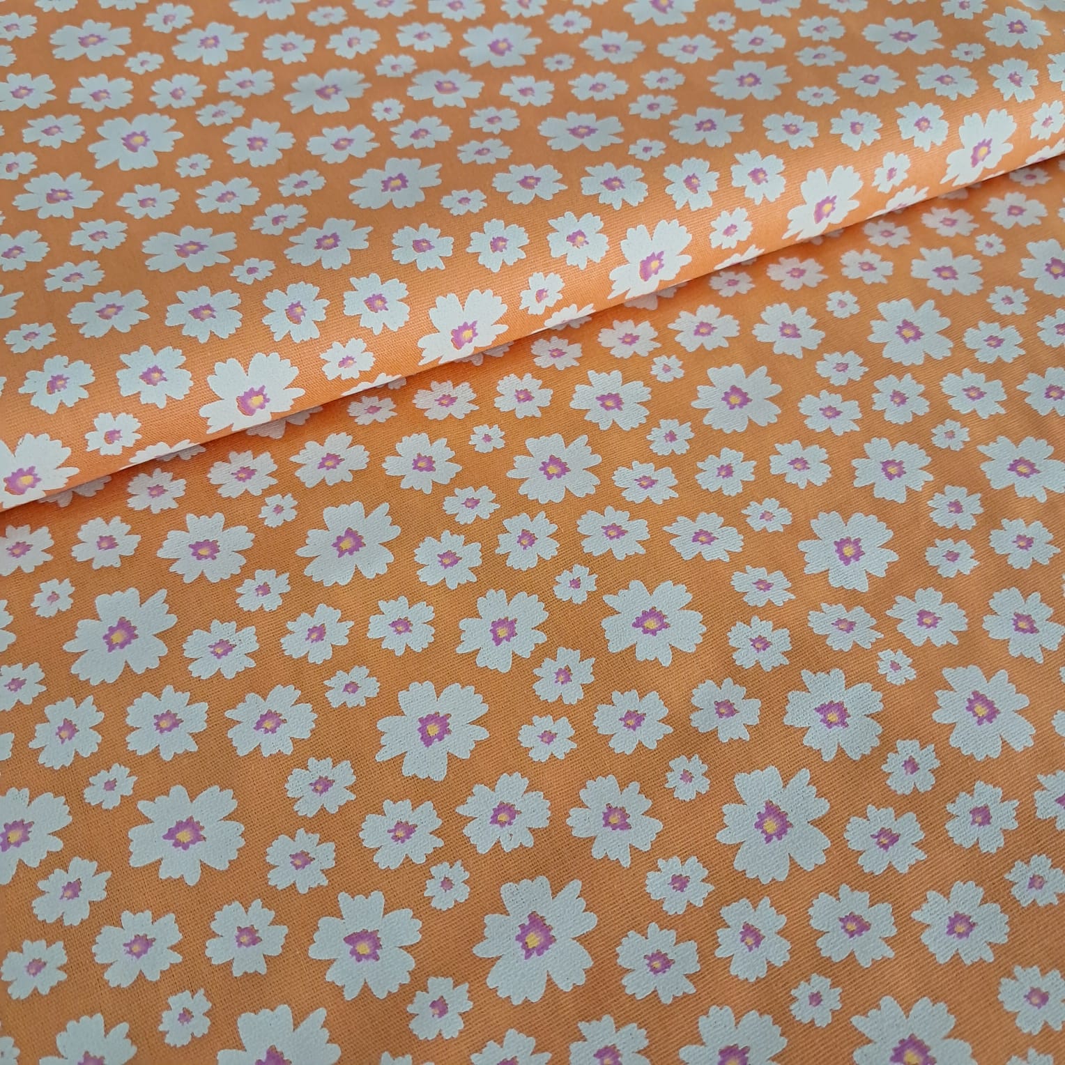 TECIDO TRICOLINE ESTAMPADO 100% ALGODÃO MARGARIDAS FD LARANJA
