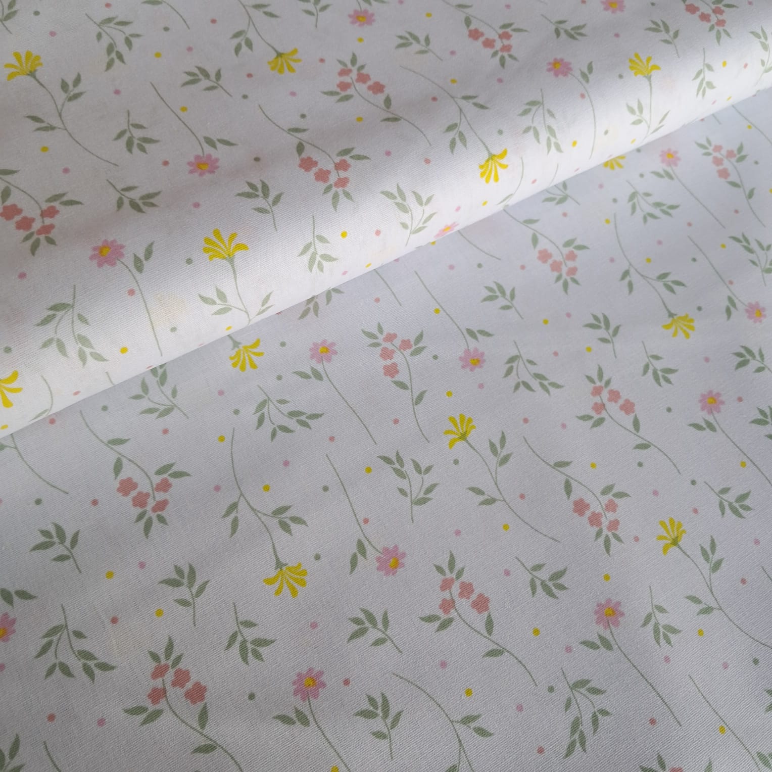 TECIDO TRICOLINE ESTAMPADO 100% ALGODÃO PERIPAN  FLORAL DELICADO FD BRANCO