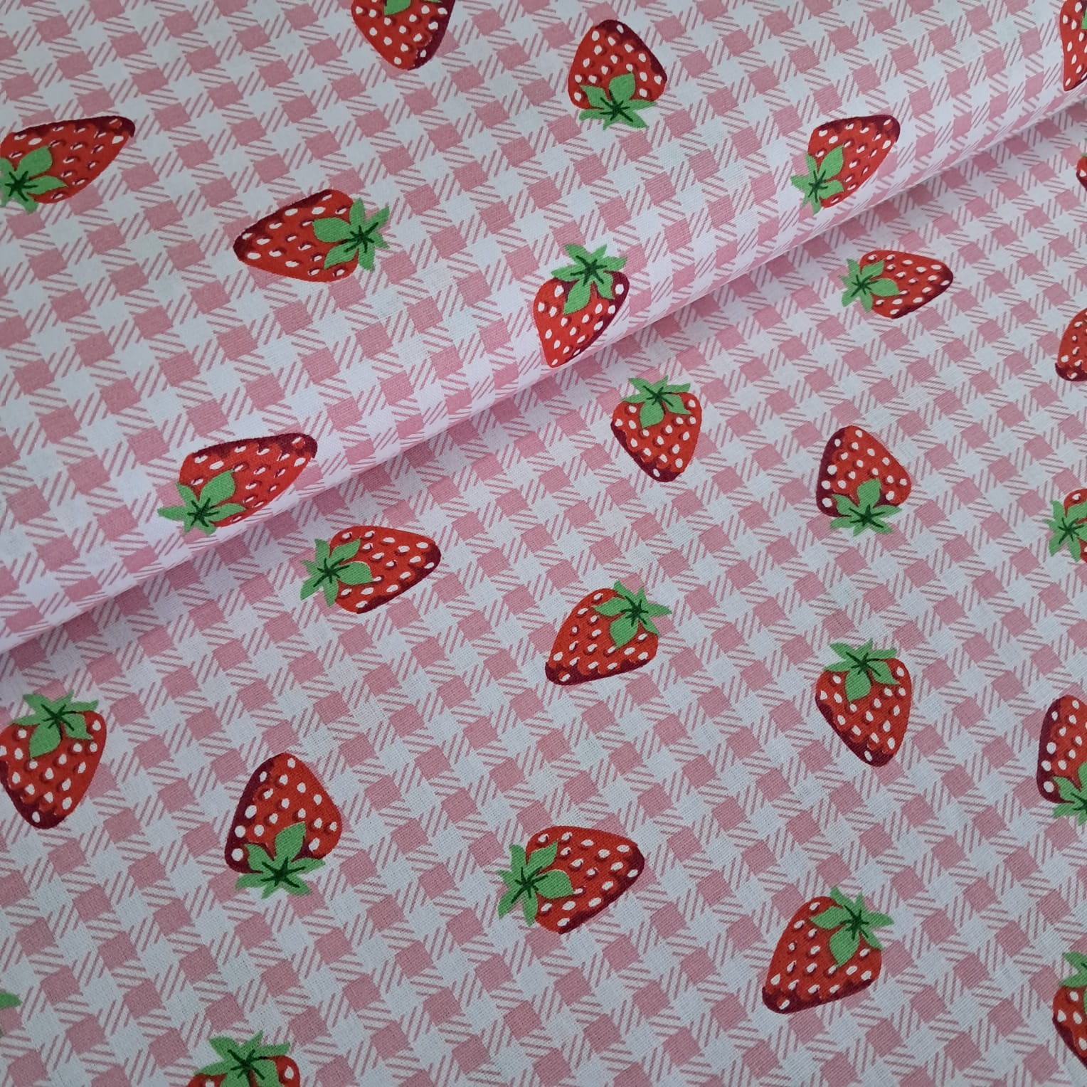 TECIDO TRICOLINE ESTAMPADO 100% ALGODÃO RIMATEX MORANGOS FD XADREZ ROSA 