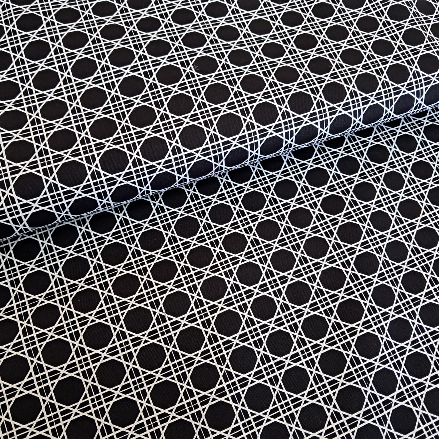 TECIDO TRICOLINE ESTAMPADO 100% ALGODÃO GEOMÉTRICO BRANCO FD PRETO