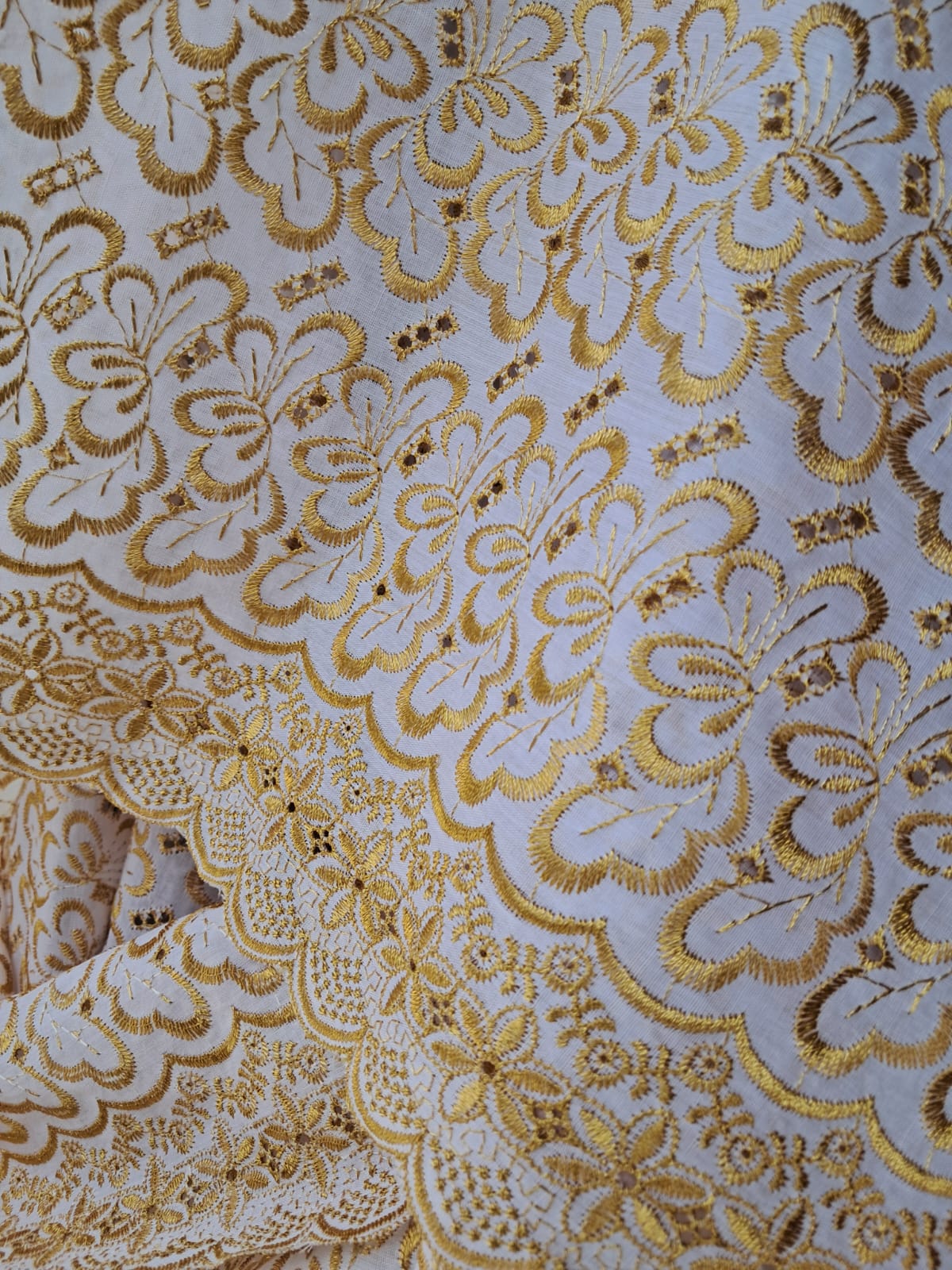 TECIDO LESE BORDADA COM BARRADO BRANCO COM DOURADO