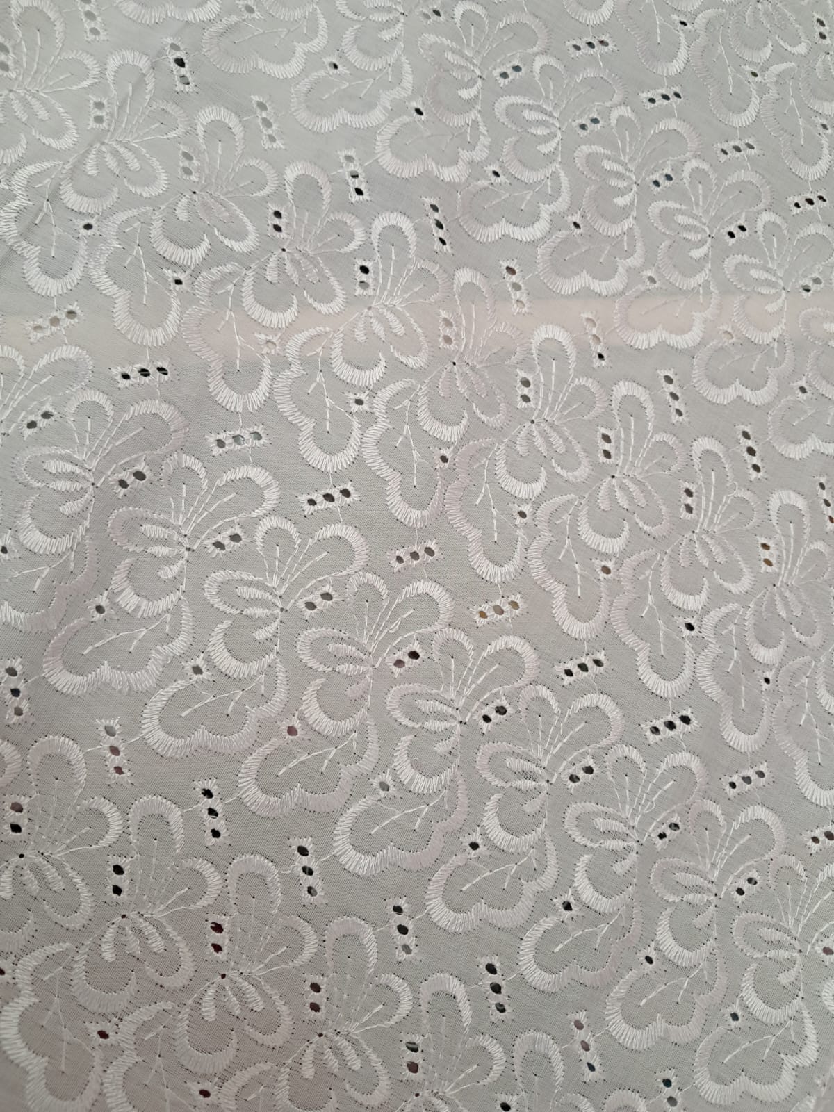 TECIDO LESE BORDADA COM BARRADO BRANCO NO BRANCO