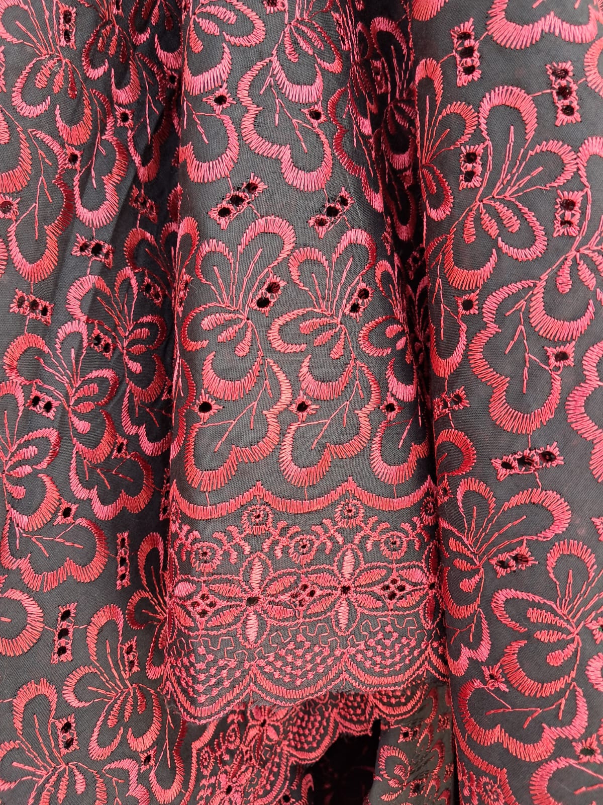 TECIDO LESE BORDADA COM BARRADO FD PRETO