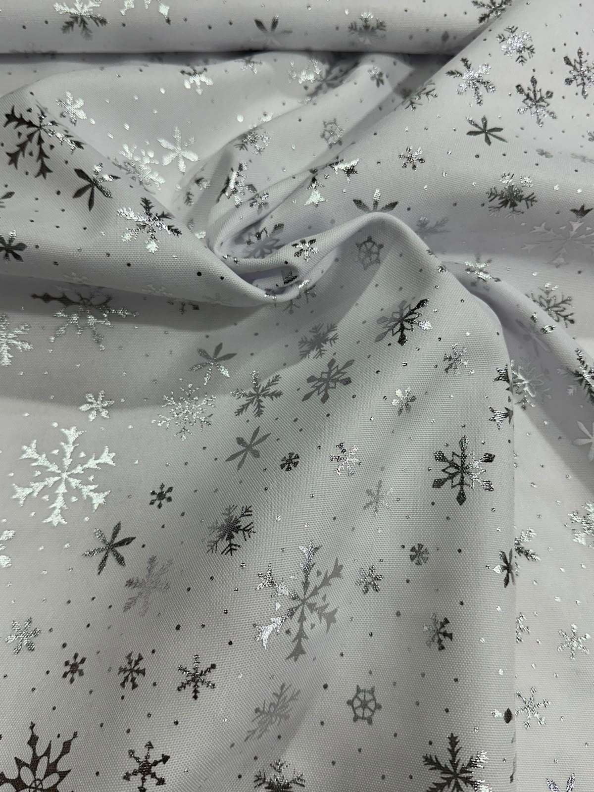 TECIDO OXFORD ESTAMPA DE NATAL COM BRILHO ( fd branco com prata ) 