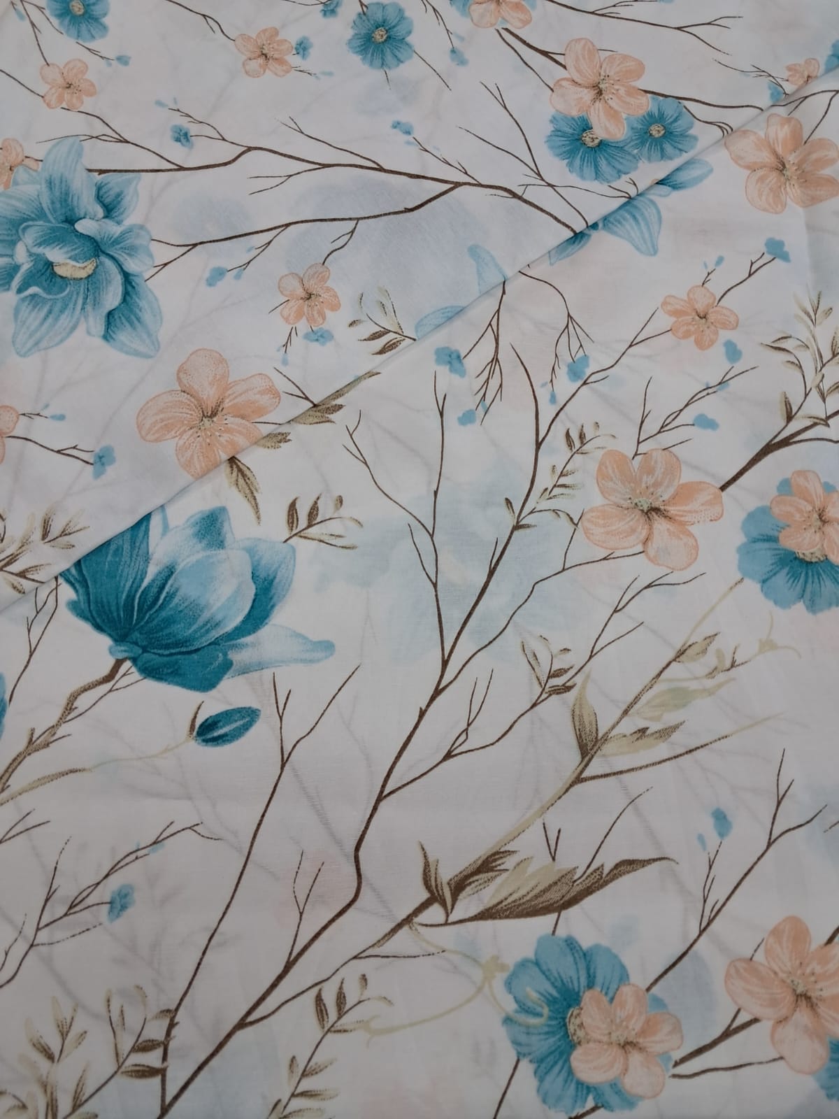 TECIDO PERCAL MISTO FLORAL AZUL E SALMON 180 FIOS 63% ALGODÃO E 37% POLIÉSTER 