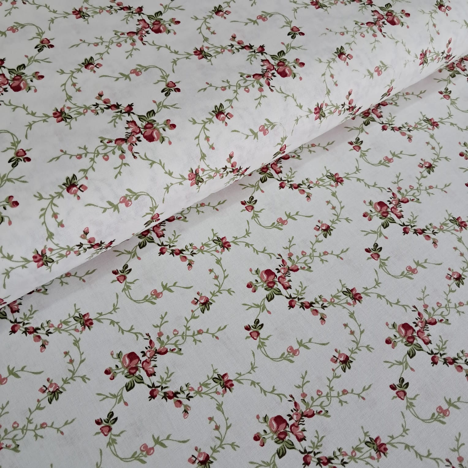 TECIDO TRICOLINE ESTAMPADO 100% ALGODÃO RIMATEX FLORAL SARAH VINHO