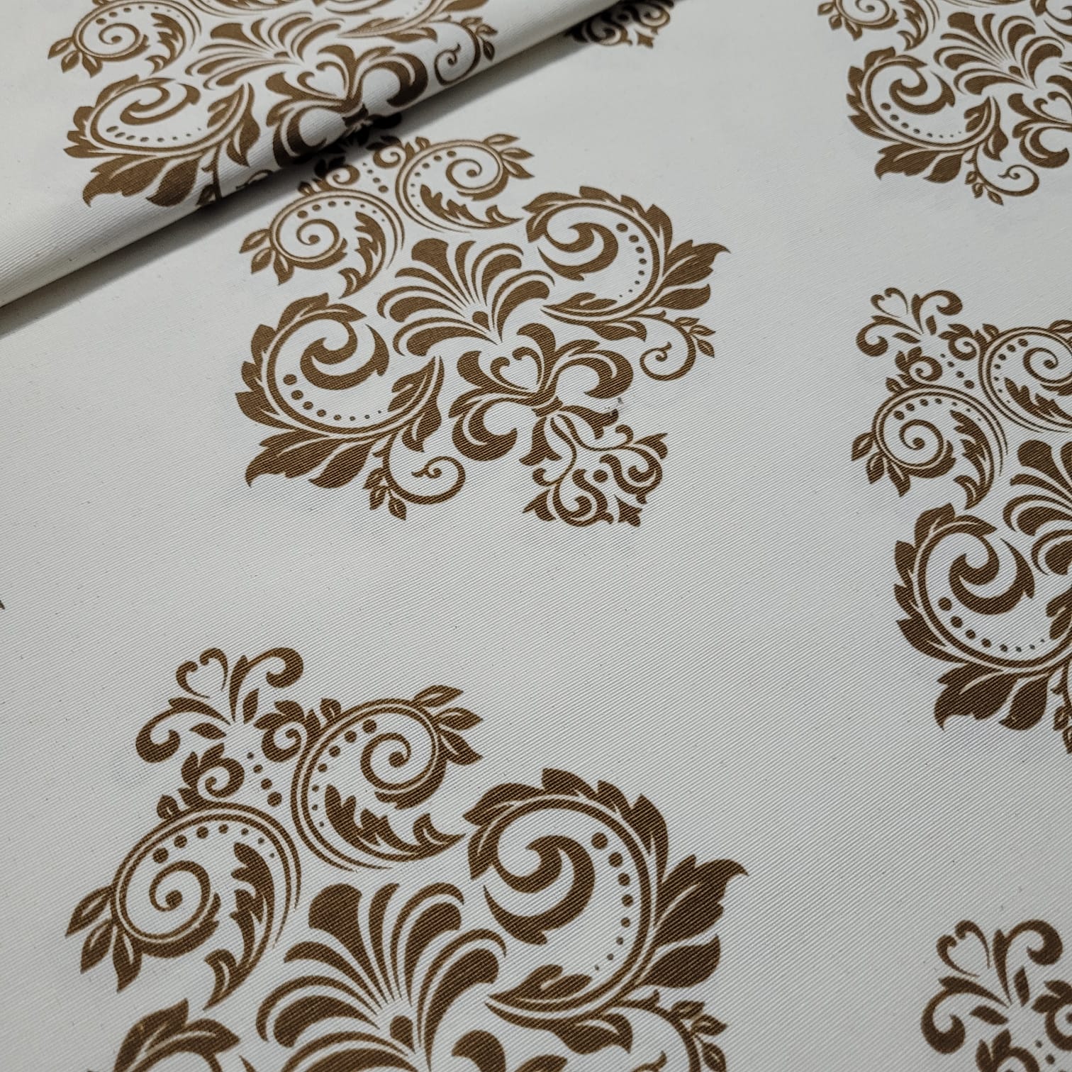 TECIDO JACQUARD 58% ALGODÃO 42% POLIÉSTER MEDALHÃO MARROM FD CREME