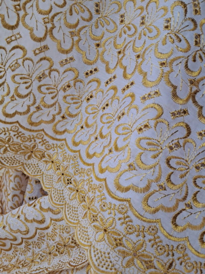 TECIDO LESE BORDADA COM BARRADO BRANCO COM DOURADO 